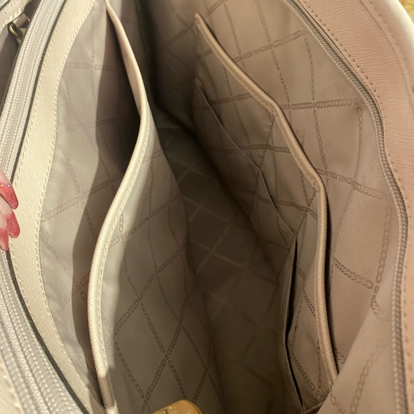 SOLD ✅ — Michael Kors Pink Purse - Picture 4 of 5